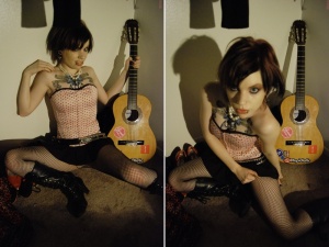 Голая девушка гитаристка 
